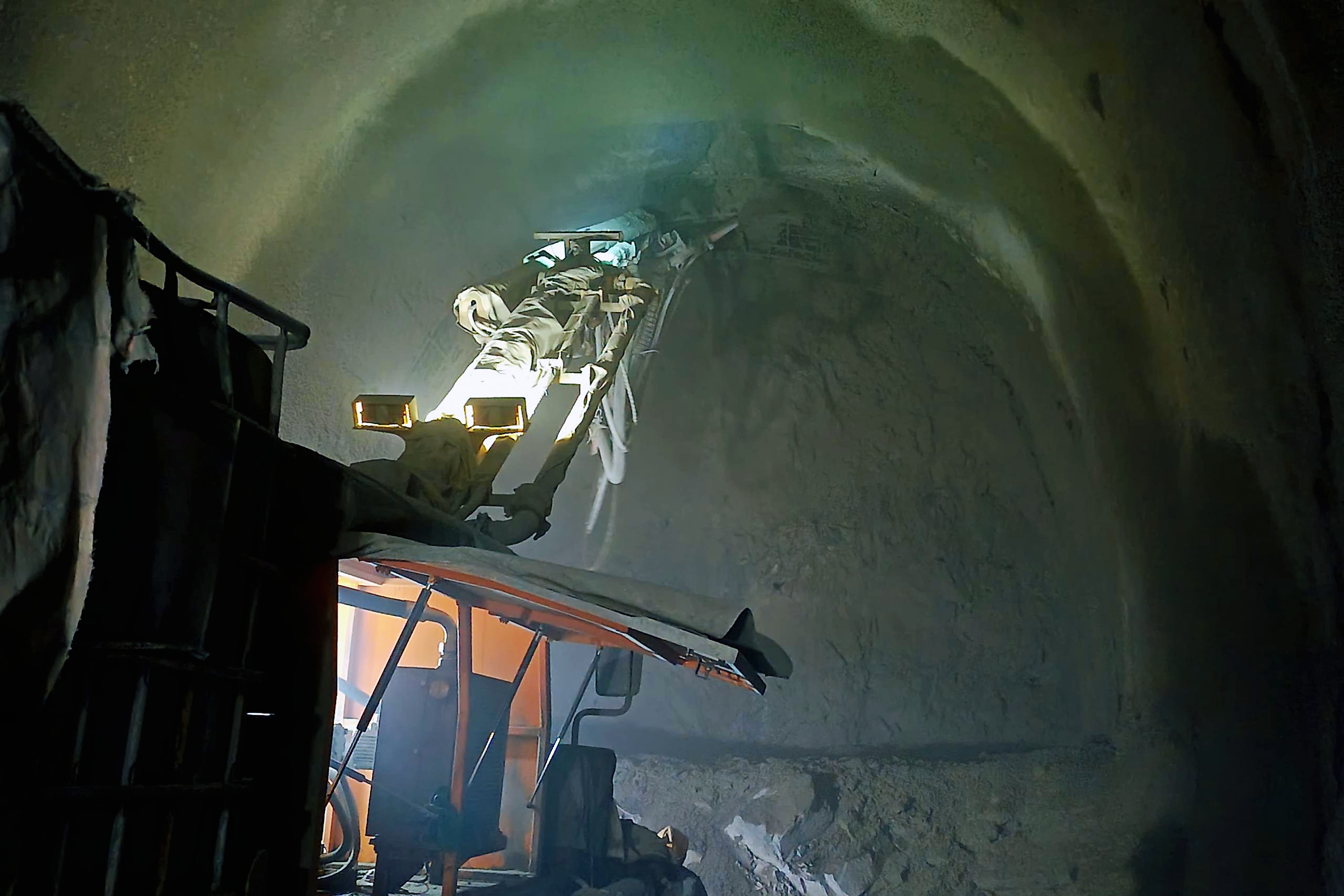 图为隧道施工现场。