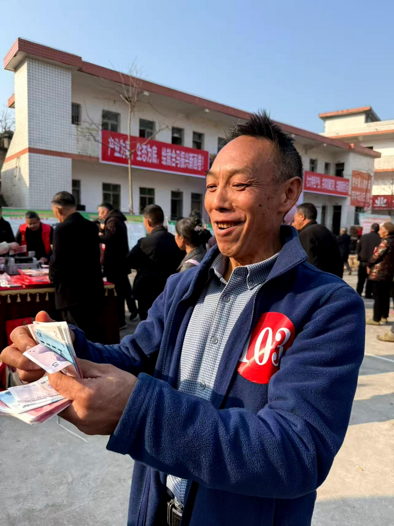 村民王育虎領到分紅。