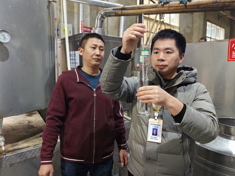 核查小组查看当下轮次取酒情况。