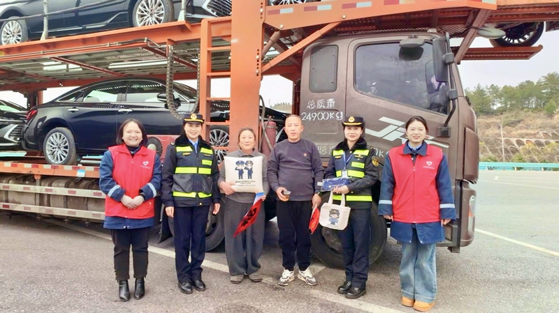 发放交通暖心抱枕。