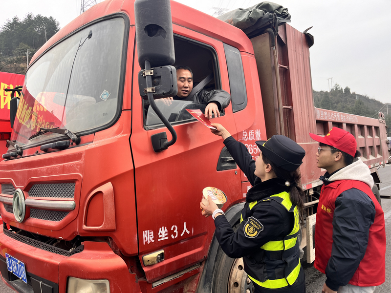 发放春运暖心大礼包。