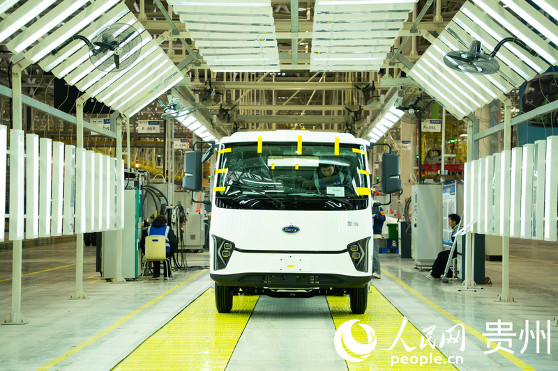 總裝車間內新能源貨車正在接受檢測。人民網 陽茜攝