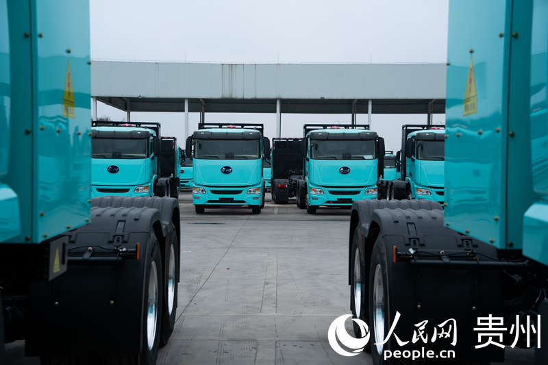 “貴州”牌重卡整裝待發。人民網 陽茜攝