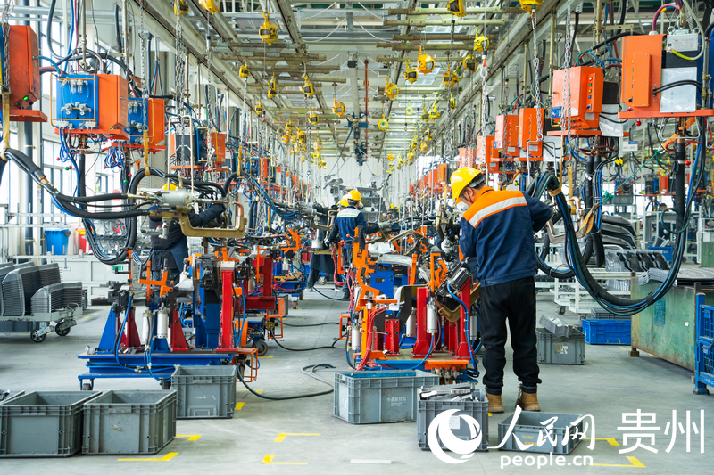 焊裝車間內工人正在加緊作業。人民網 陽茜攝