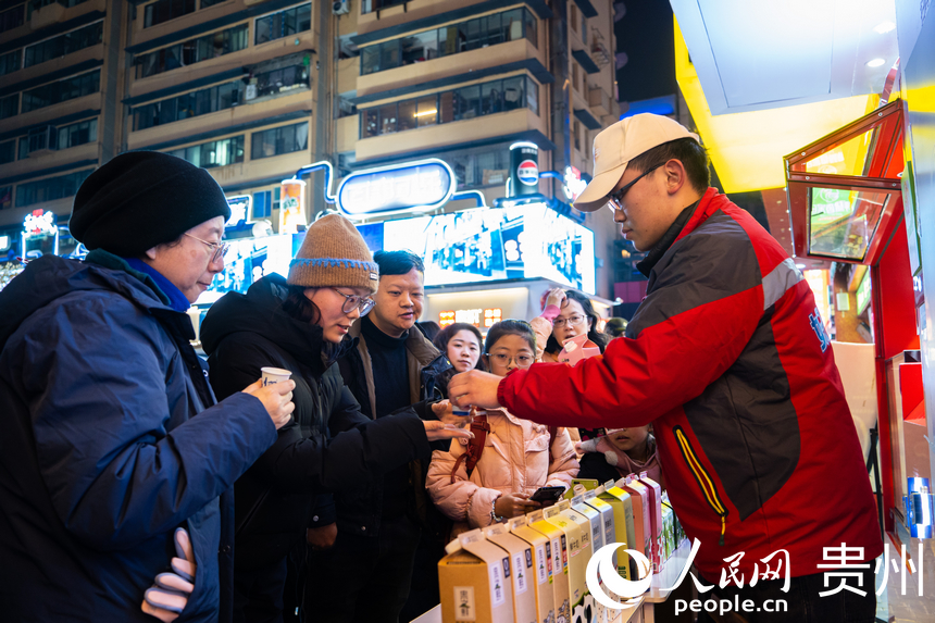 游客品尝好一多酸奶。人民网 阳茜摄