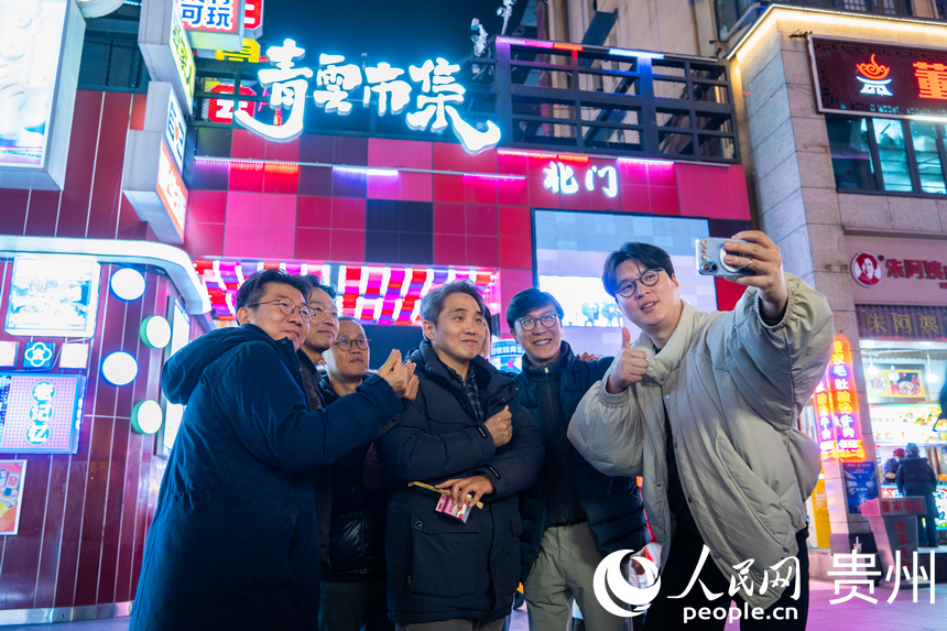 外媒记者在青云市集打卡合影。人民网 阳茜摄