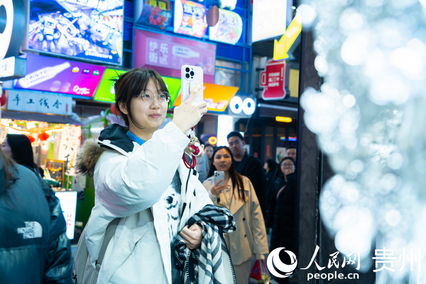 外媒记者不时驻足拍摄。人民网 阳茜摄