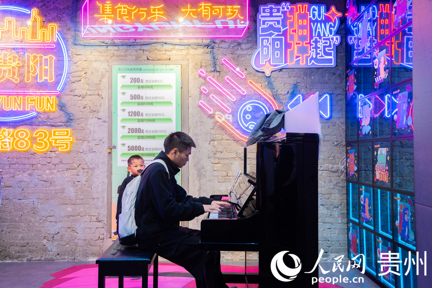 游客在青云市集弹奏钢琴。人民网 阳茜摄