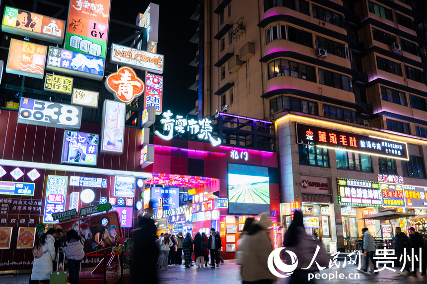 青云市集里灯火璀璨、人头攒动。人民网 阳茜摄
