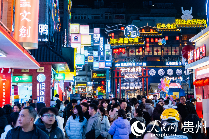 青云市集里灯火璀璨、人头攒动。人民网 阳茜摄