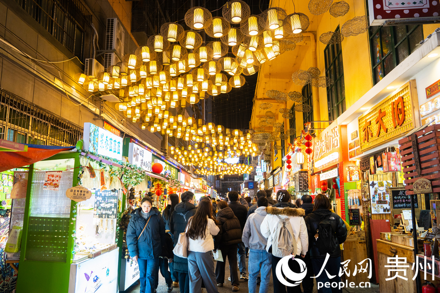 青云市集里灯火璀璨、人头攒动。人民网 阳茜摄