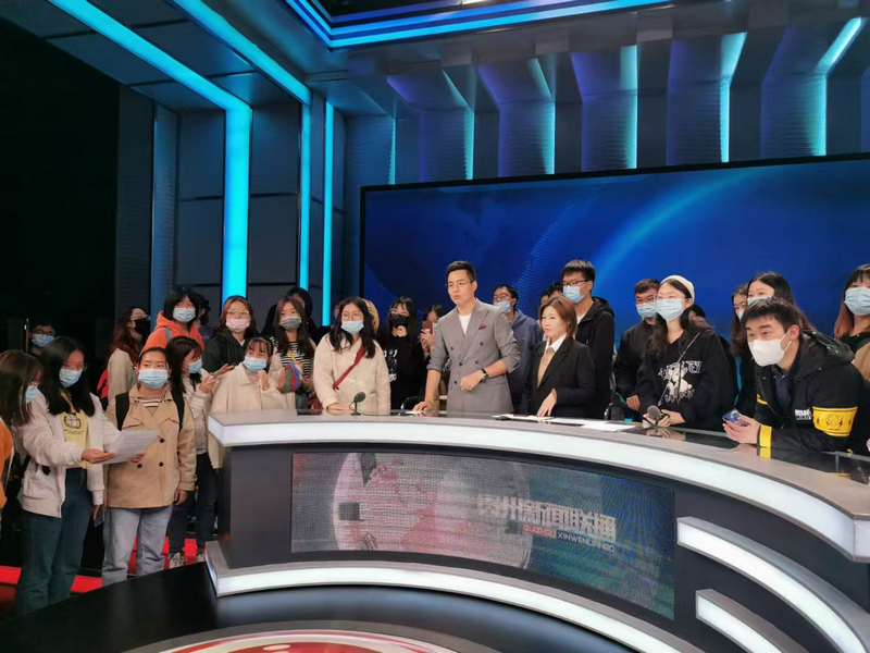 师生走进贵州广播电视台开展专业实践教学。