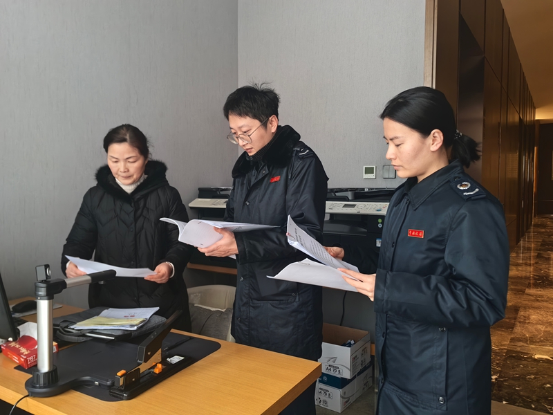 图为都匀市税务局“匀税管家”为辖区内企业上门答疑。