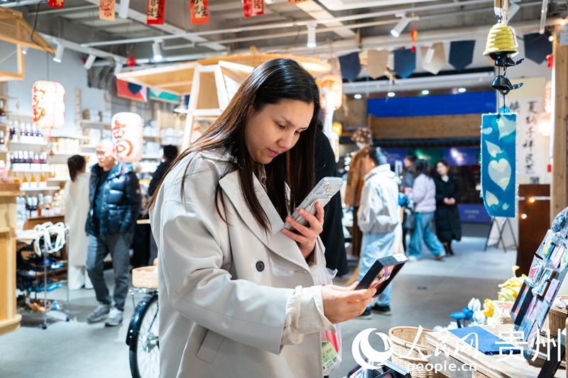 外媒記者逛青雲市集,一路逛、一路贊。人民網 陽茜攝