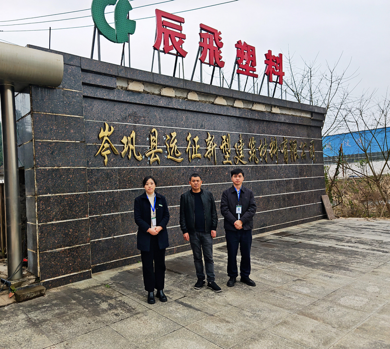 客户经理走访企业。