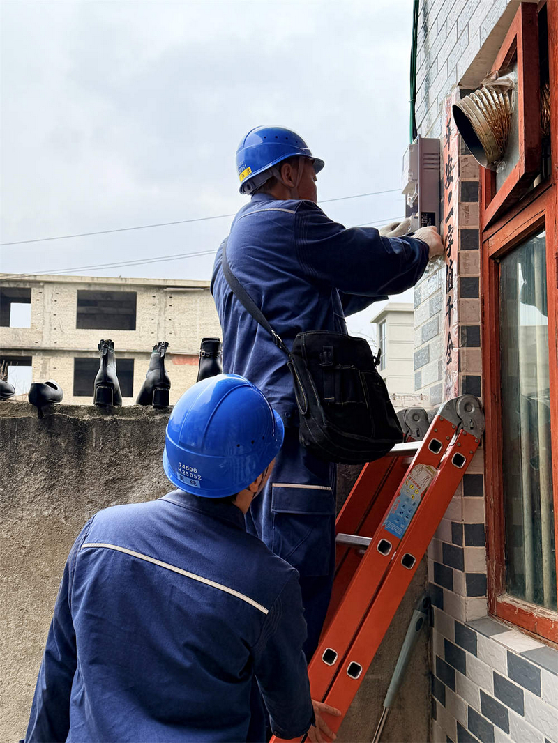 工作人员对客户家中用电设备进行安全隐患排查。