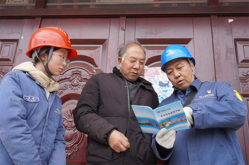 台区经理带着青年团员一同前往客户家中进行用电安全宣传。