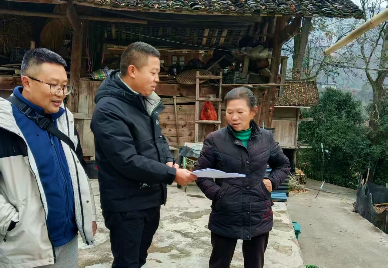 施秉縣甘溪鄉開展入戶宣傳。