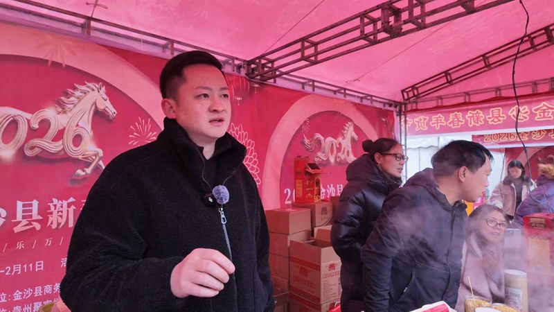 老太爺公司經理楊方正在熱情推介農特產品。 王方 攝.jpg