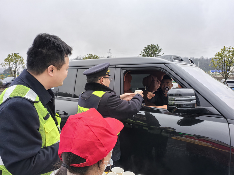 給司乘人員端姜茶。