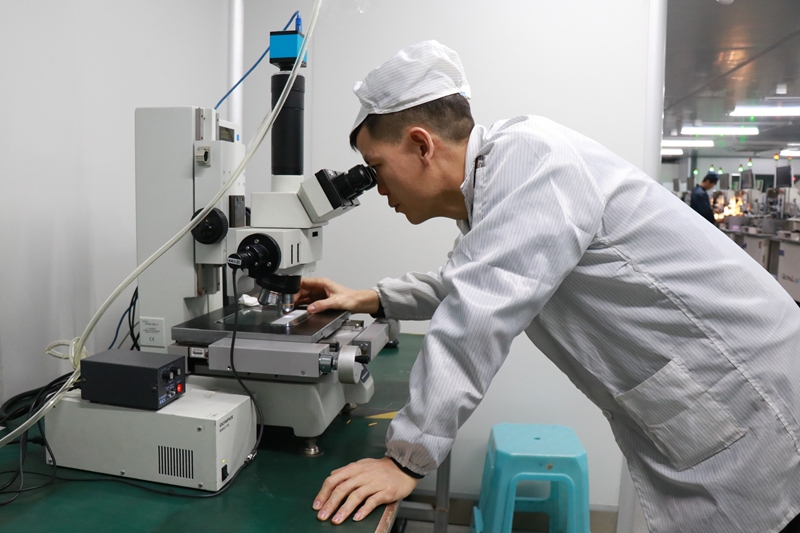 许国勇正在操作仪器检测产品质量 王月 摄.JPG