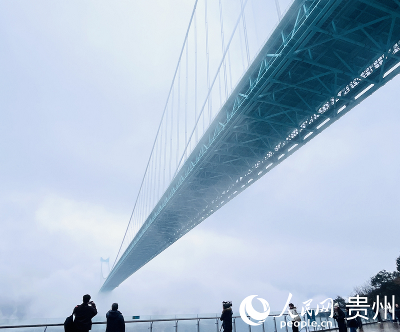 花江峡谷大桥直插云霄。人民网记者 陈洁泉摄