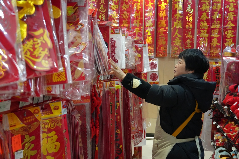 企業訂單生產忙，年貨市場購銷兩旺。