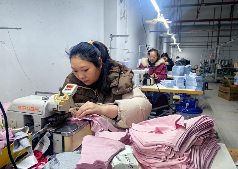 企業訂單生產忙，年貨市場購銷兩旺。