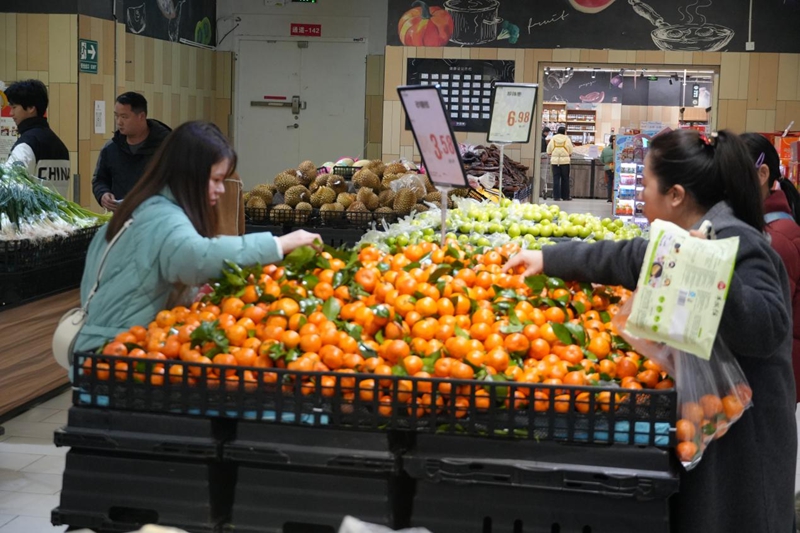 企業訂單生產忙，年貨市場購銷兩旺。