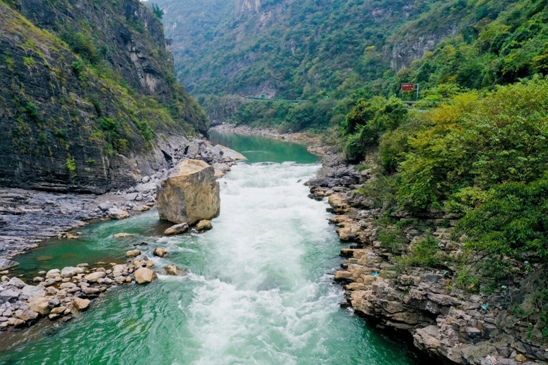 1 图为赤水河道的险滩.jpg