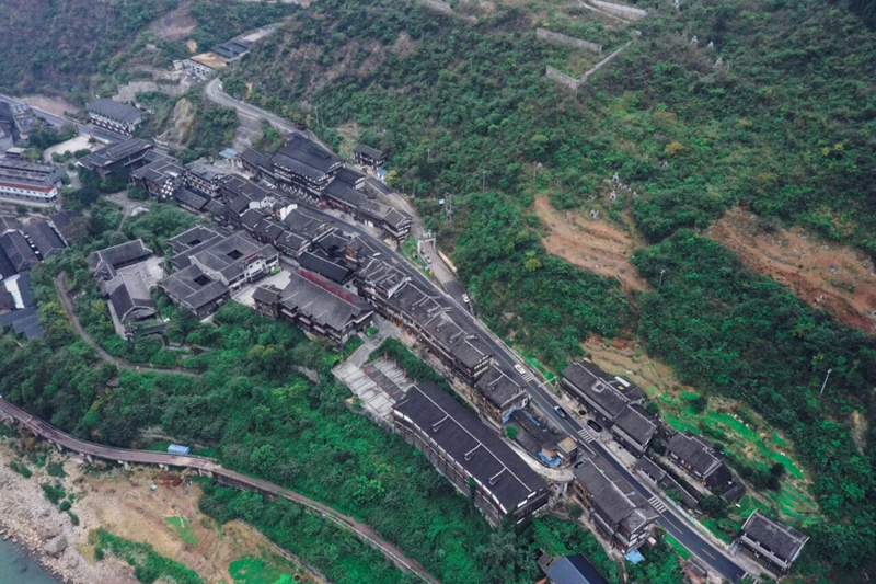 4 图为G212公路贯穿马桑坪小镇.jpg