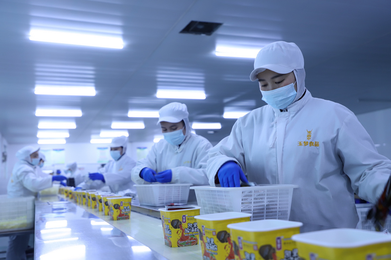 2026年1月23日，貴州玉夢食品(集團)有限公司生產車間，工人們正忙碌作業。楊序成攝