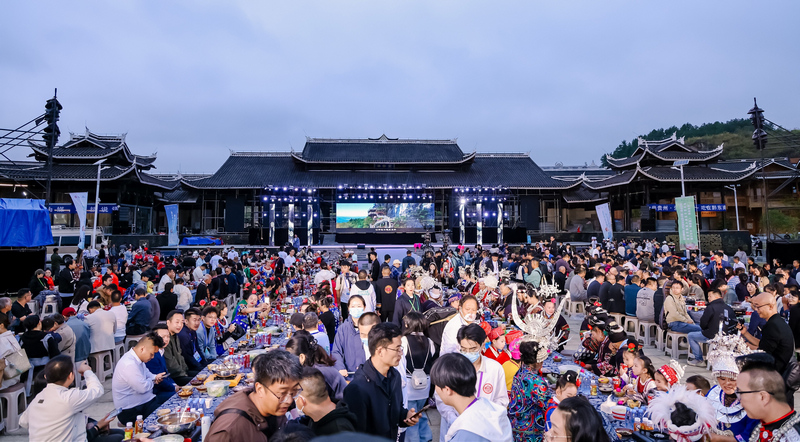 2025年10月18日，2025第二屆中國凱裡酸湯產業發展大會舉行。在“酸爽凱裡·萬人長桌宴”上，嘉賓、游客與當地群眾共同享用酸湯美食盛宴。中國商業聯合會供圖