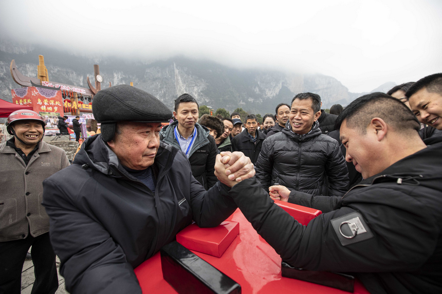 2026年2月3日，贵州省黔西市新仁苗族乡化屋村同心广场，村民在进行扳手腕比赛。