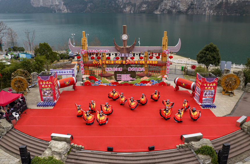 2026年2月3日，贵州省黔西市新仁苗族乡化屋村同心广场，村民在表演民俗舞蹈（无人机照片）。