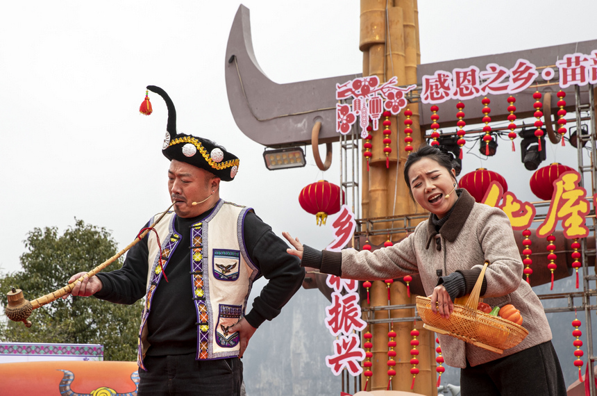 2026年2月3日，贵州省黔西市新仁苗族乡化屋村同心广场，村民在表演小品。