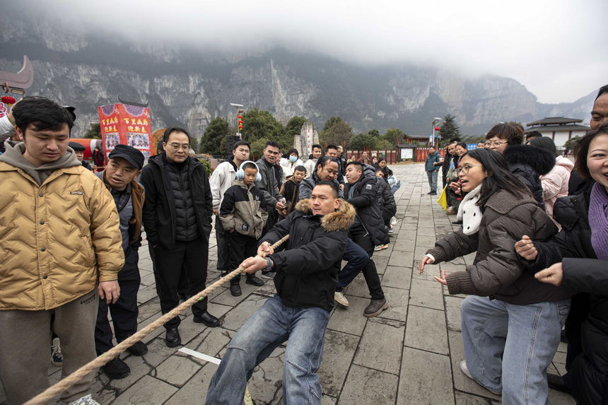 2026年2月3日，贵州省黔西市新仁苗族乡化屋村同心广场，村民在进行拔河比赛。
