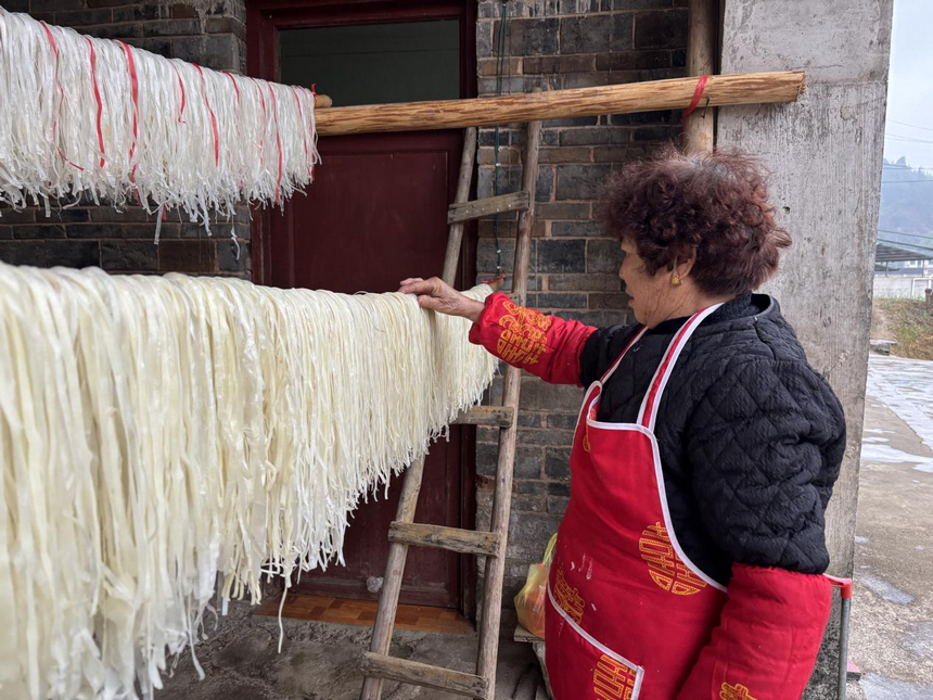 贵州玉屏：手工米粉飘香 侗乡年味渐浓。