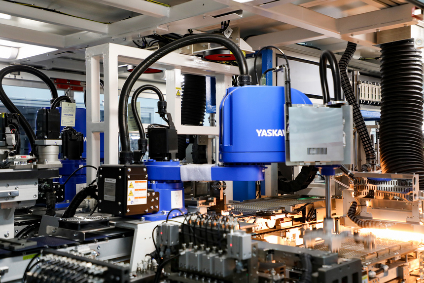 在貴州一道長通新能源有限公司生產車間，全自動光伏組件生產設備在運營。趙慶能攝