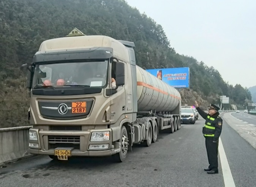 突發故障的液態二氧化碳危化品貨車在高速拋錨現場。
