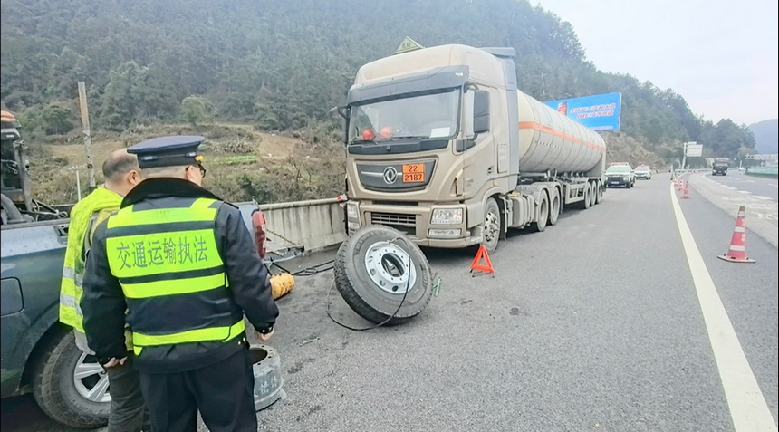 突發故障的液態二氧化碳危化品貨車在高速拋錨現場。