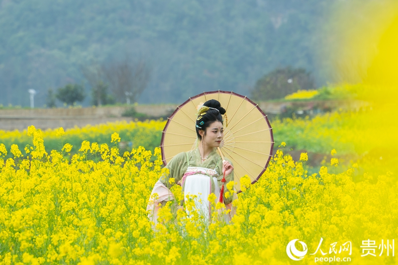 游客在花海中游玩。人民网 阳茜摄.jpg