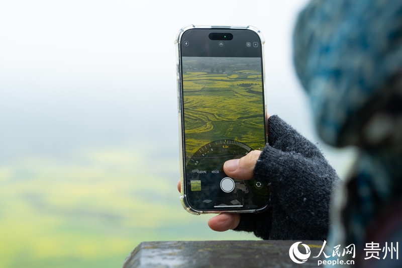 外媒驻足拍照。人民网 阳茜摄.jpg