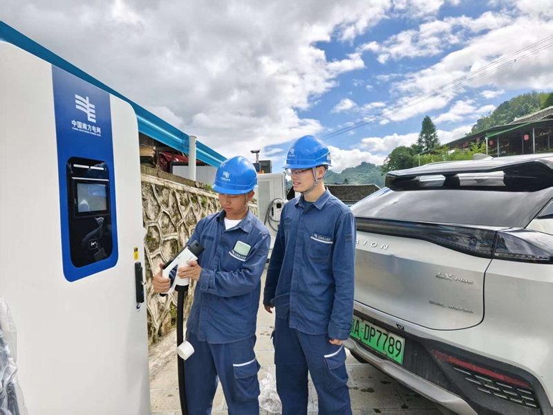 銅仁石阡供電局工作人員對困牛山村充電樁進行檢查。  任俊旭攝.jpg