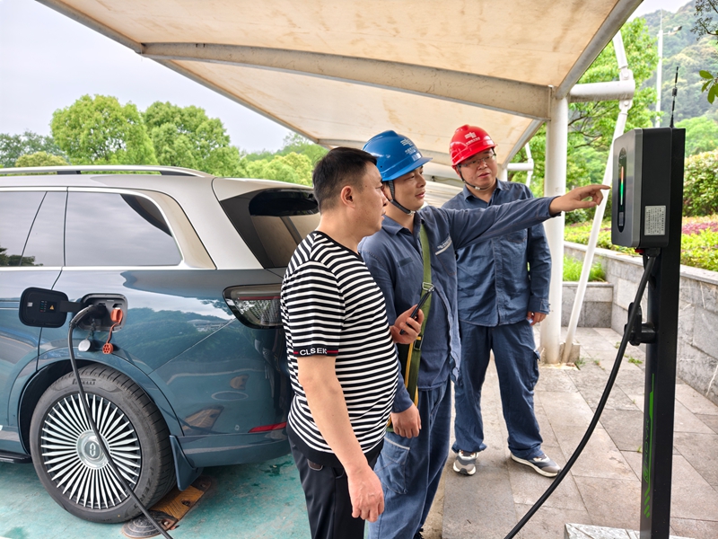 貴州電網公司銅仁江口供電局太平供電所工作人員對梵淨山景區內游客中心充電樁、民宿及活動場所開展用電檢查，消除安全隱患，確保五一假期用電無憂。吳瑾 攝.jpg