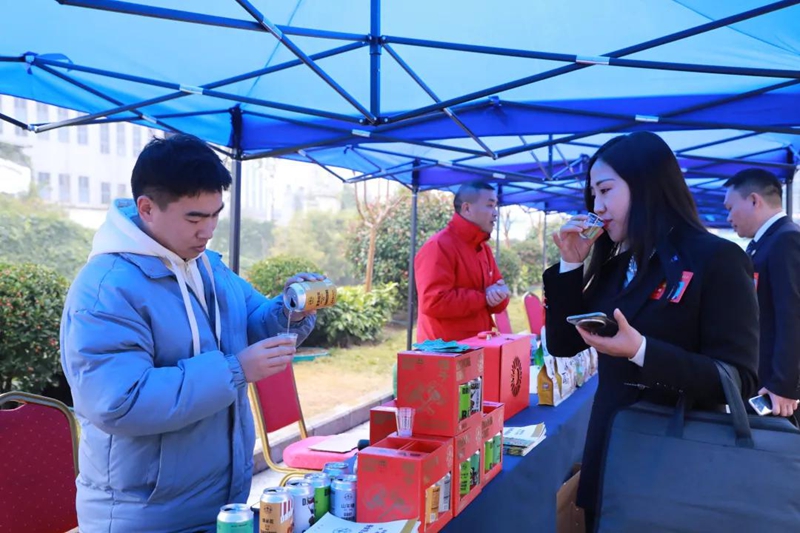 工作人员为与会人员介绍产品。