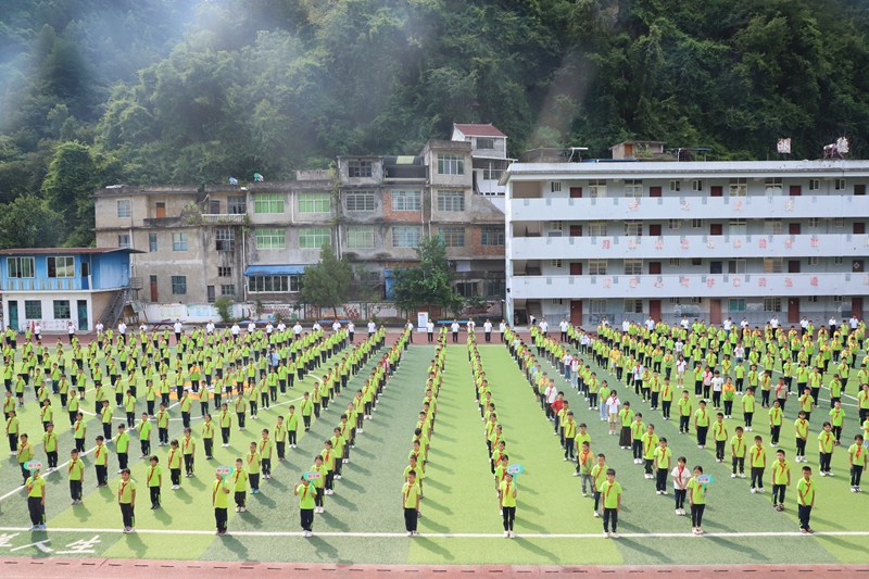 乡村小学标准化的塑胶运动场。