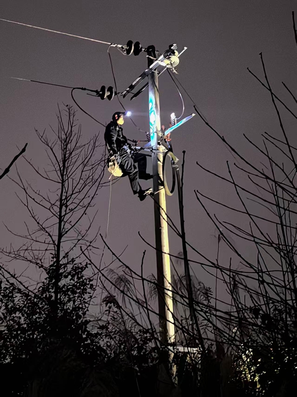 贵州松桃：电力护航添动能 助企冲刺“开门红”。