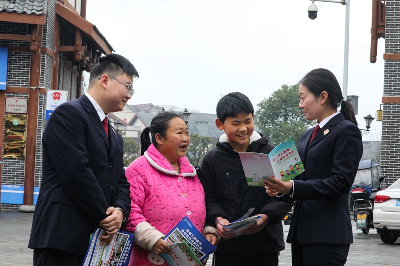 2026年2月3日,黔西市檢察院、市關工委、市婦聯等“水西護未隊”成員單位,走進錦繡街道錦繡社區,採取“家庭教育指導+預防違法犯罪”相結合的普法模式,為寒假期間的家長及重點未成年人群體量身定制法治宣傳服務。圖為檢察干警正在給社區群眾講解禁毒以及未成年人保護相關法律知識。