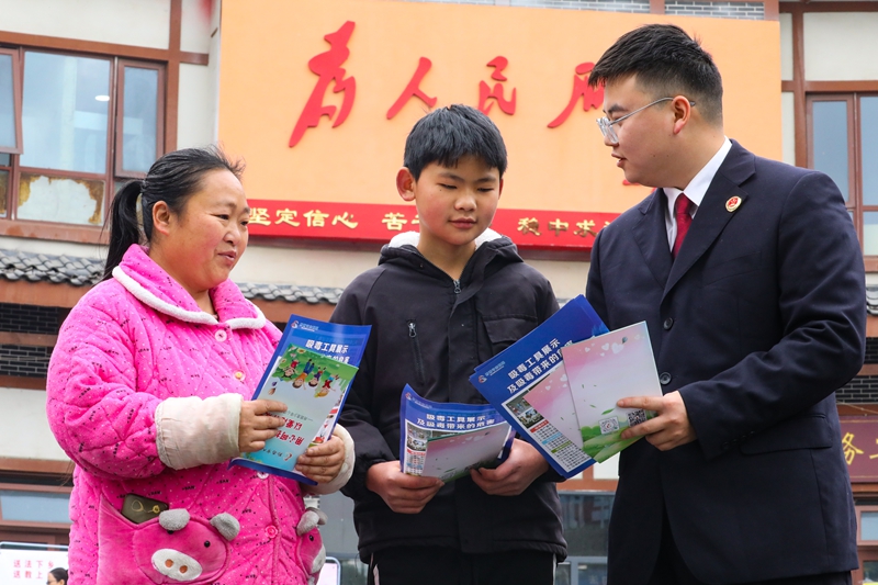 2026年2月3日,黔西市檢察院、市關工委、市婦聯等“水西護未隊”成員單位,走進錦繡街道錦繡社區,採取“家庭教育指導+預防違法犯罪”相結合的普法模式,為寒假期間的家長及重點未成年人群體量身定制法治宣傳服務。圖為檢察干警正在給社區群眾講解禁毒以及未成年人保護相關法律知識。.jpg